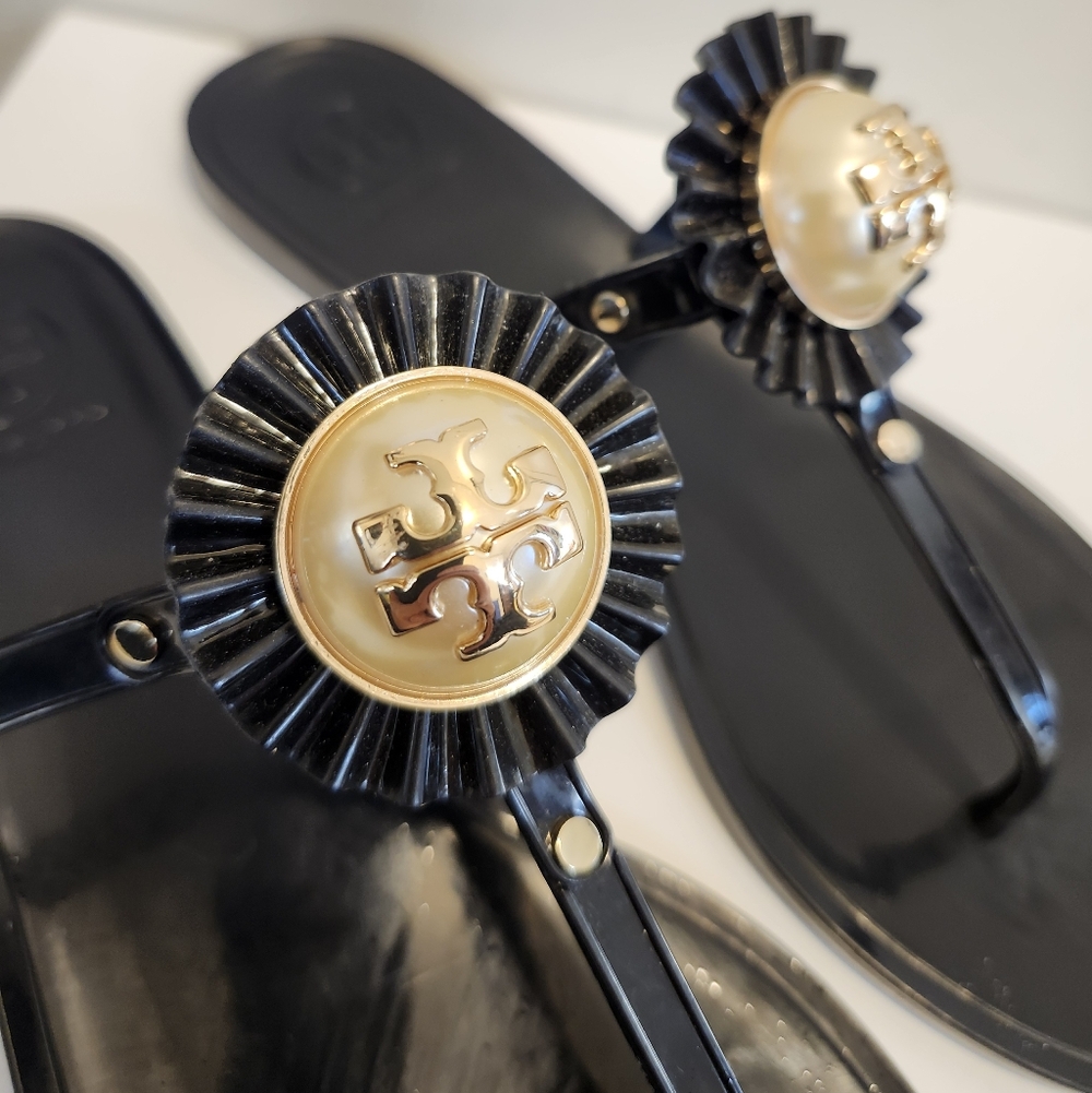 NEW Tory Burch "Melody" Black Patent Pearl Medallion Logo Sandals Sz.7 Ret. $249 - Picture 3 of 5